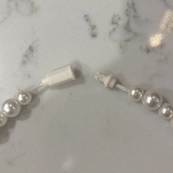 Child’s pearl necklace with gold bow - Picture 3 of 3